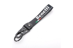 Брелок с карабином Benelli на кожаной подвеске