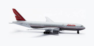 Фото: Модель самолёта Herpa Lauda-Air Boeing 777-200