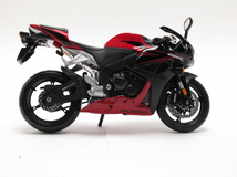 Фото: Модель мотоцикла Honda CBR 600RR 1:12